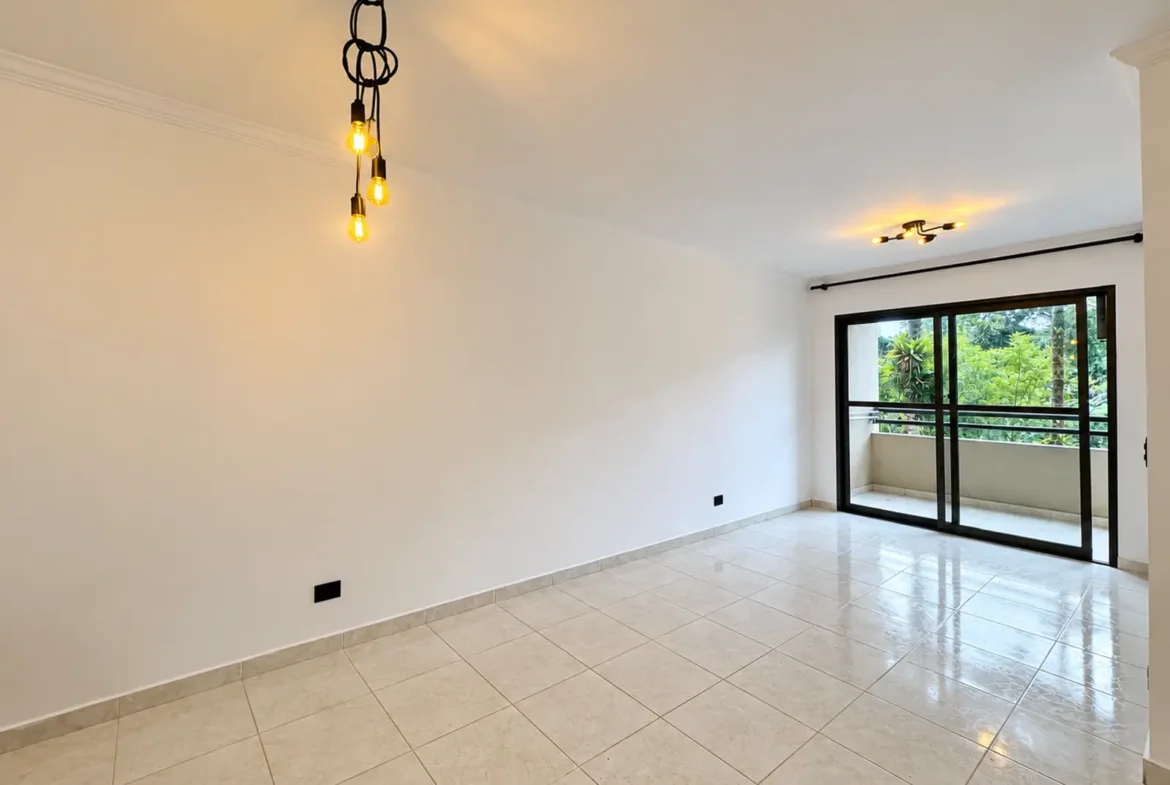 Sala do apartamento com acesso à varanda