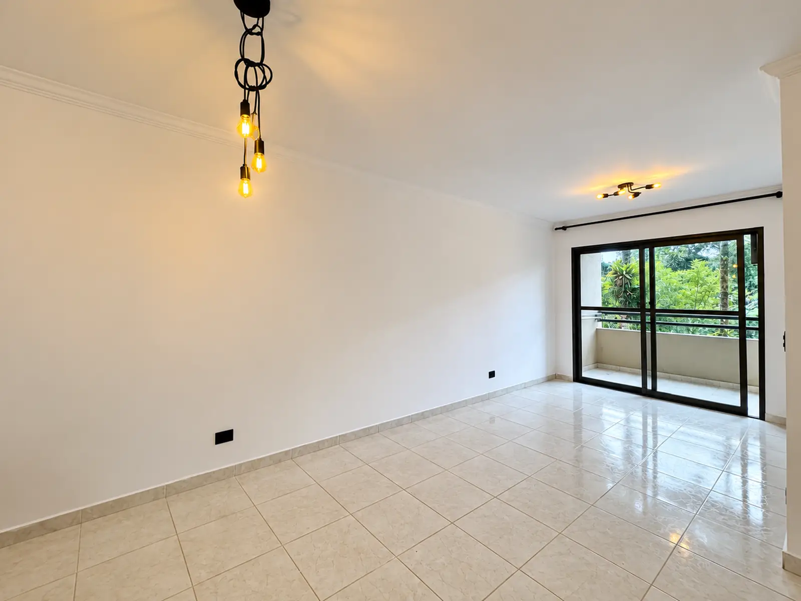 apartamento-centro-ubatuba-90m2-lg105-sala-sacada Sala do apartamento com acesso à varanda