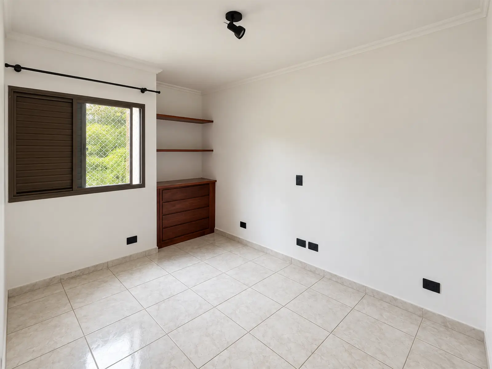 apartamento-centro-ubatuba-90m2-lg105-suite Dormitório do apartamento com janela e armário