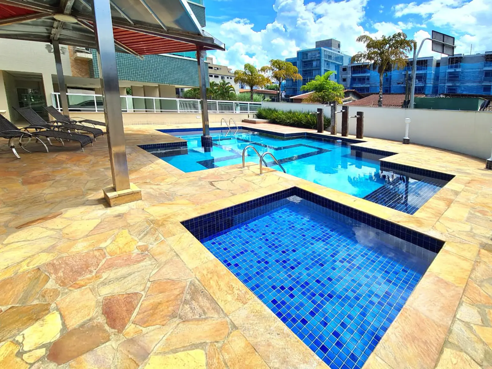 apartamento-de-101m2-no-itagua-piscina Piscinas adulto e infantil do condomínio no Itaguá
