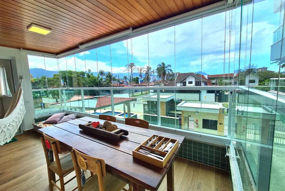 Varanda gourmet do apartamento com vista para o entorno do Itaguá