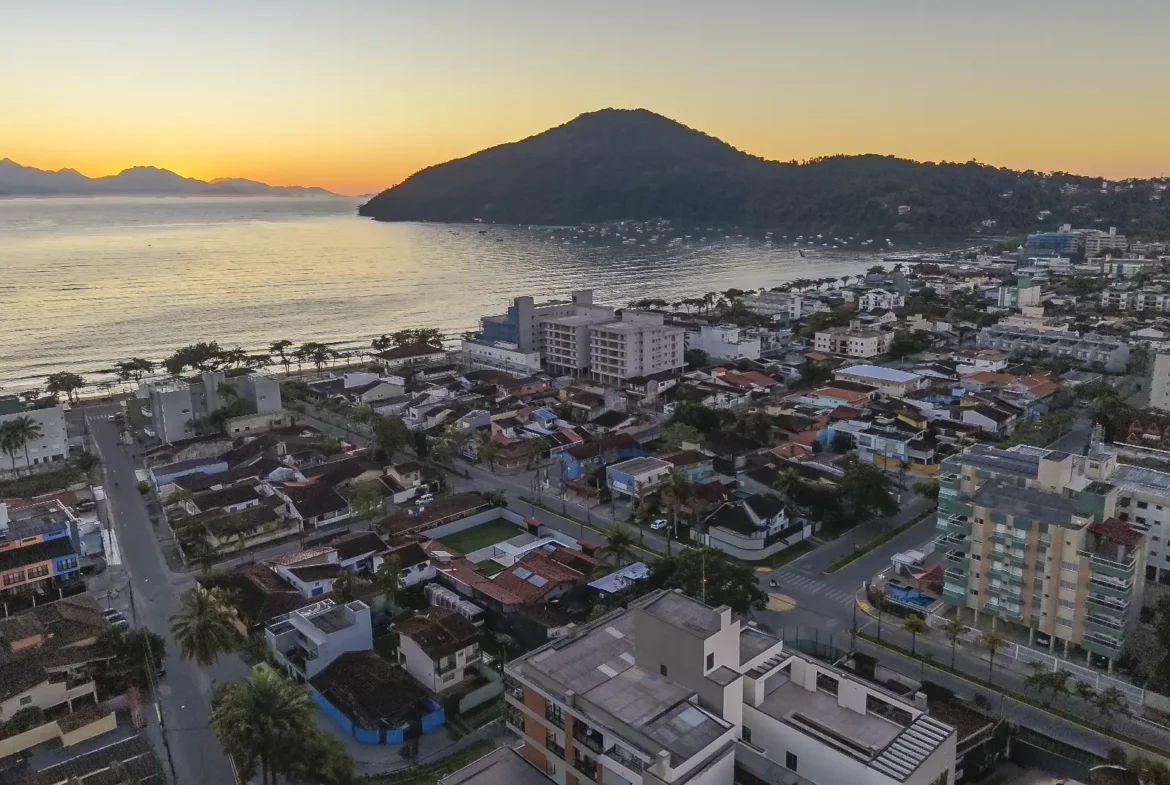 Vista aérea do Itaguá e da orla de Ubatuba