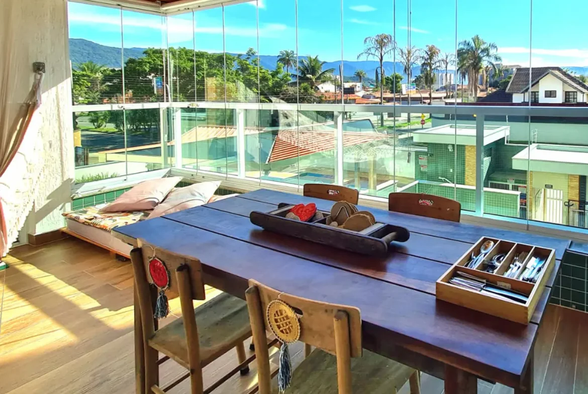 Mesa na varanda gourmet do apartamento de 101 m² no Itaguá