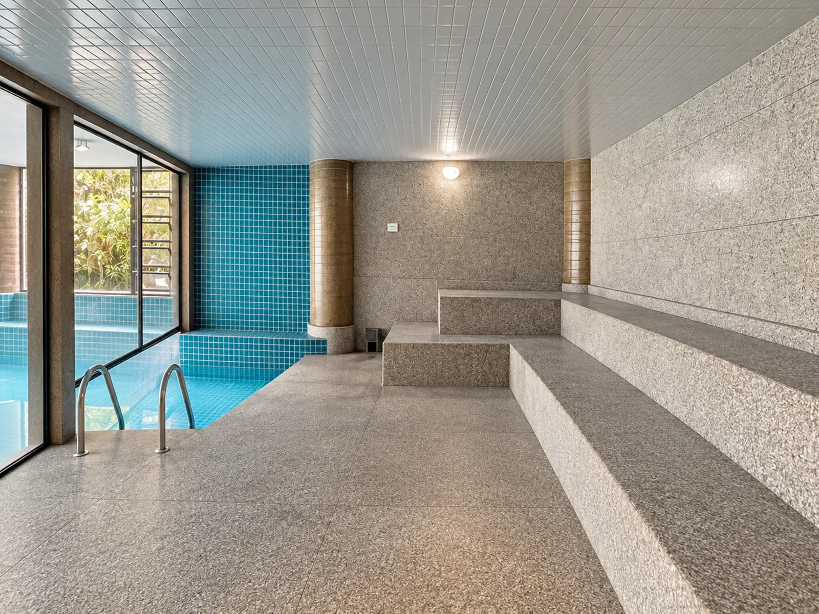 apartamento-duo-itagua-112m2-piscina-integrada-sauna Área da piscina integrada à sauna no condomínio Duo Itaguá