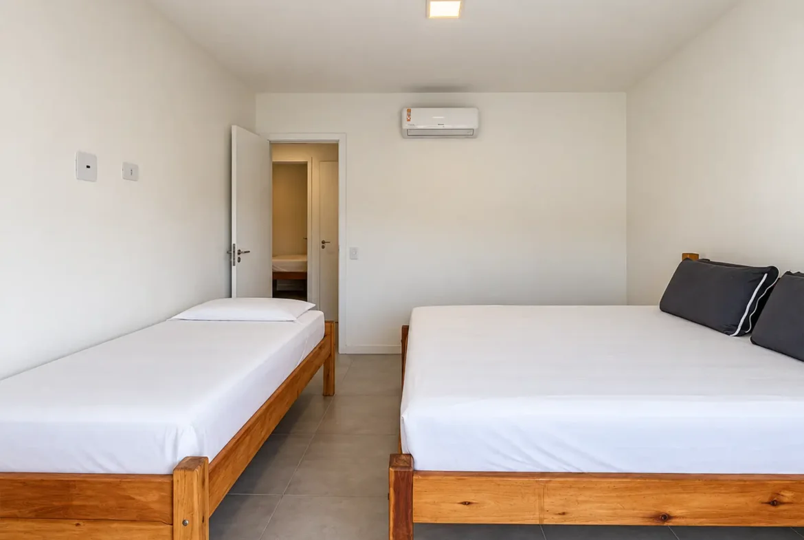 Segundo quarto com sacada no apartamento do Duo Itaguá