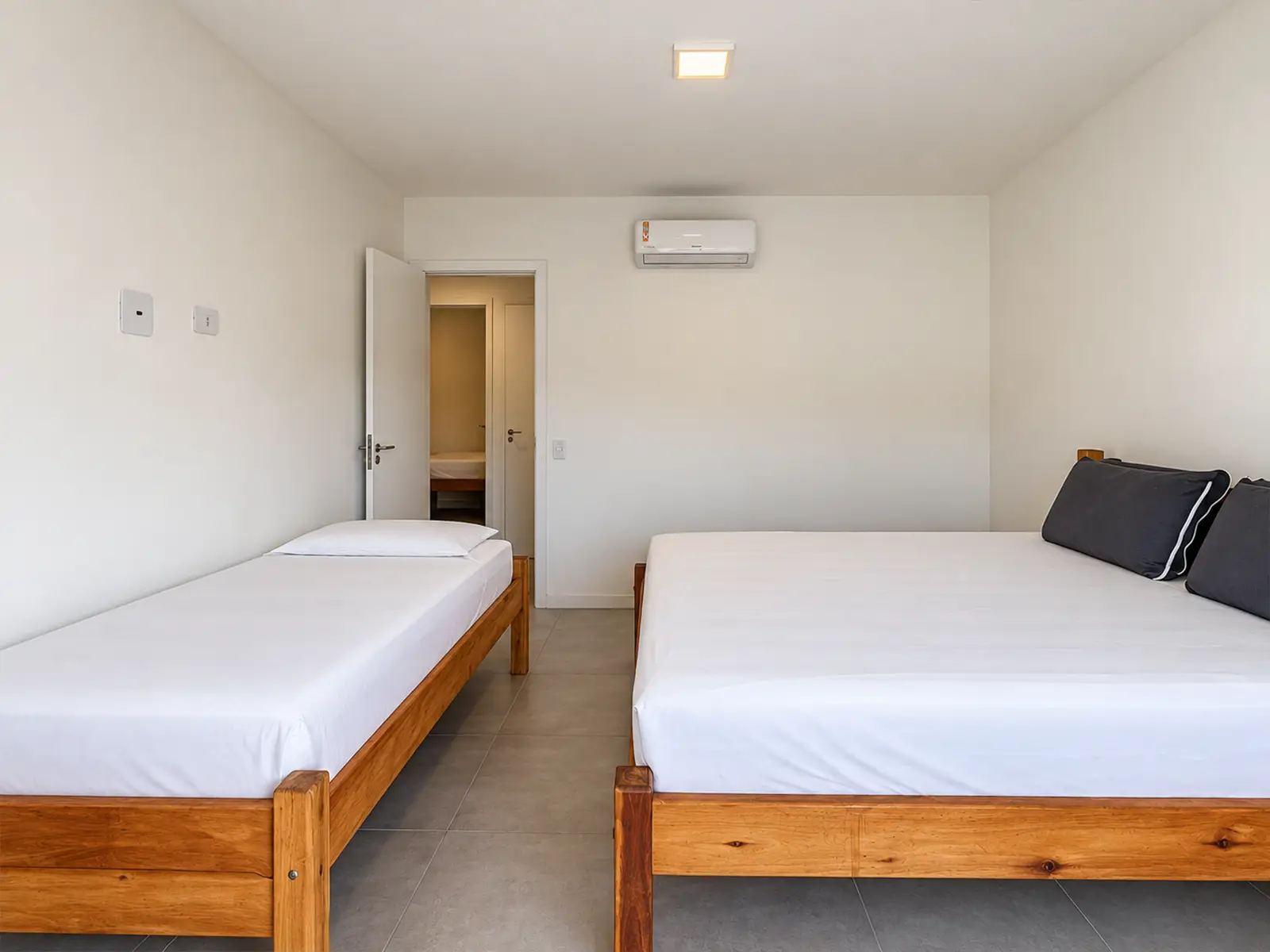 apartamento-duo-itagua-112m2-quarto-2 Segundo quarto com sacada no apartamento do Duo Itaguá