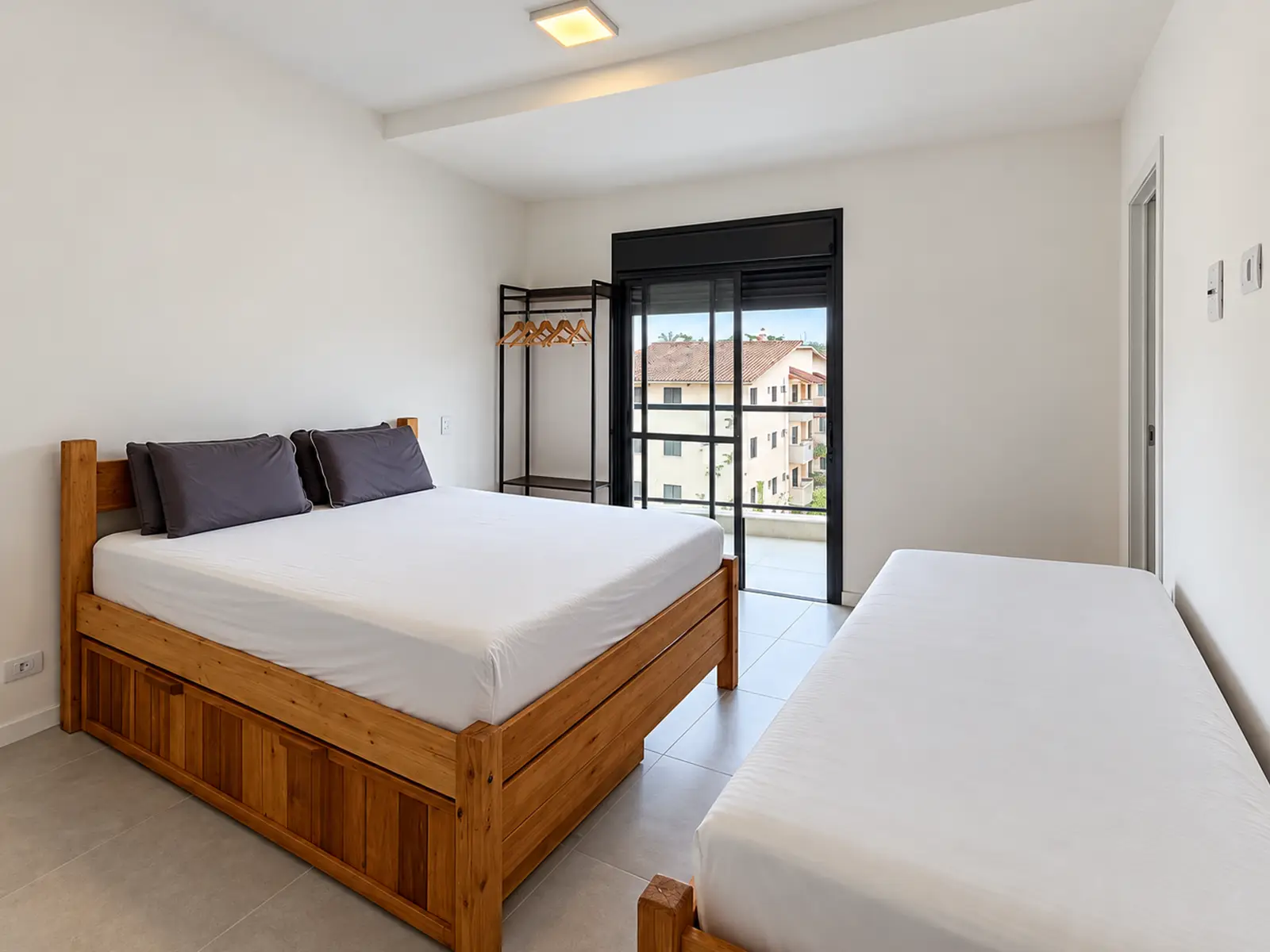 apartamento-duo-itagua-112m2-quarto Quarto com sacada no apartamento do Duo Itaguá
