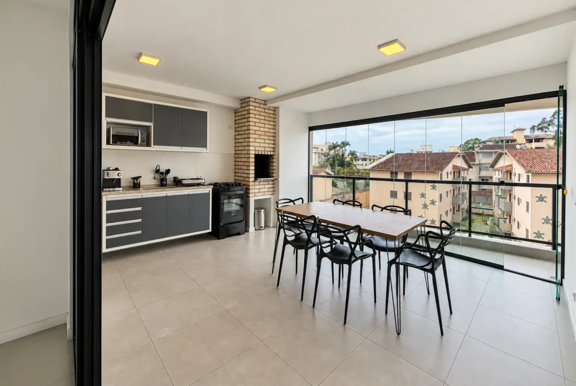 Varanda integrada à sala do apartamento no Duo Itaguá