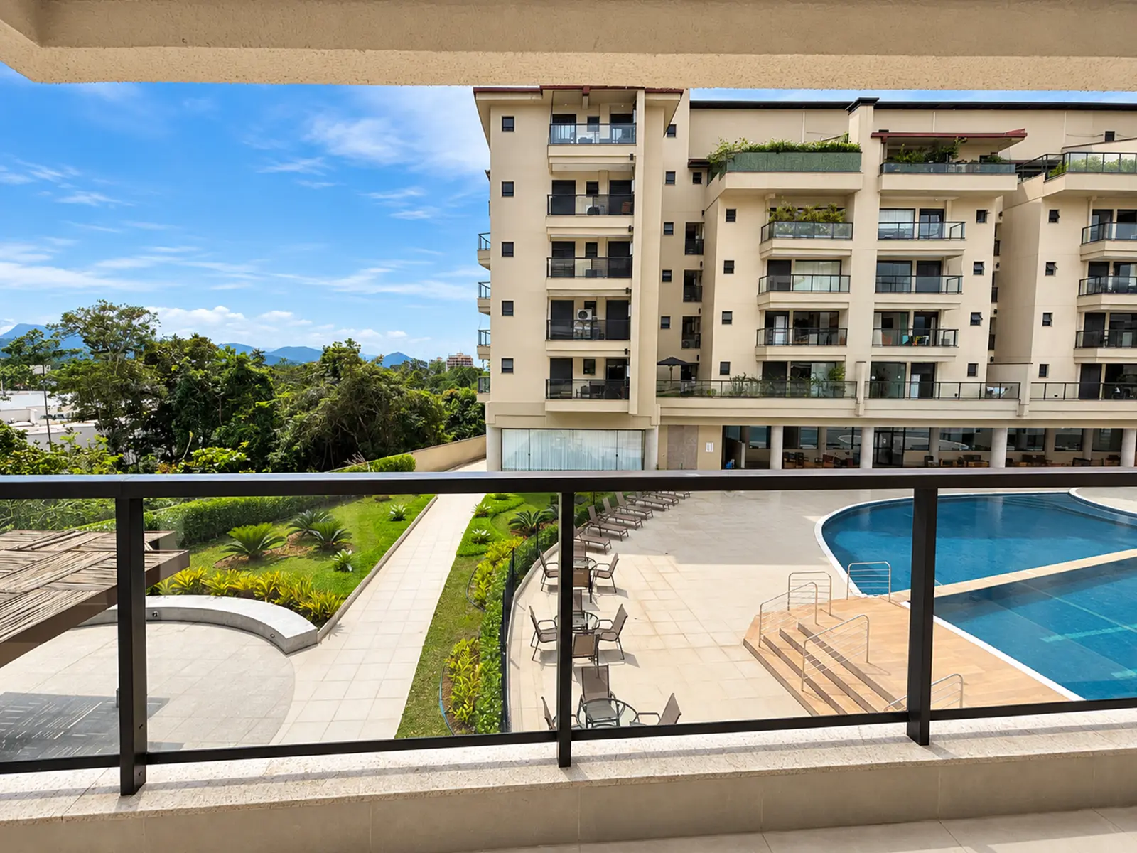 apartamento-duo-itagua-85m2-sacada-vista-piscina Sacada com vista externa no apartamento do Duo Itaguá