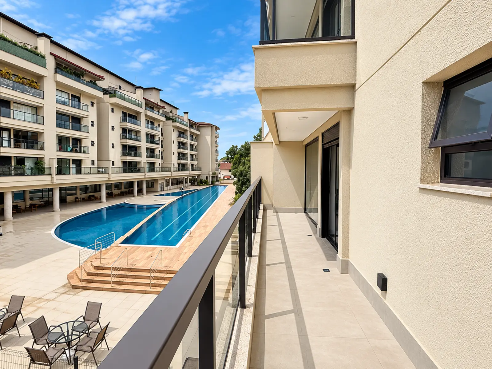 apartamento-duo-itagua-85m2-sacada Sacada com vista para a piscina no apartamento do Duo Itaguá