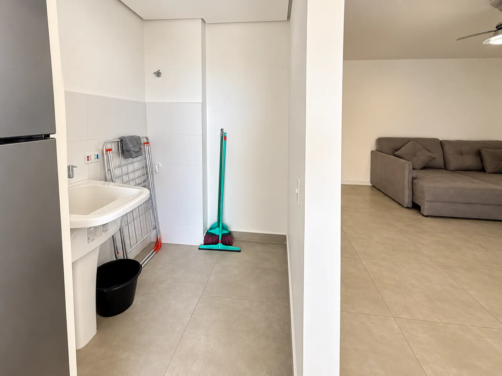 apartamento-duo-itagua-85m2-sala-area-servivo Sala e acesso à área de serviço do apartamento no Duo Itaguá