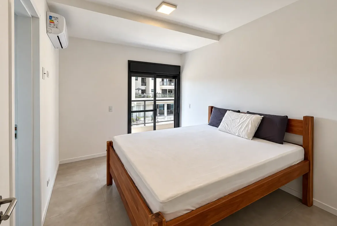 Suíte com sacada no apartamento de 85 m² no Duo Itaguá