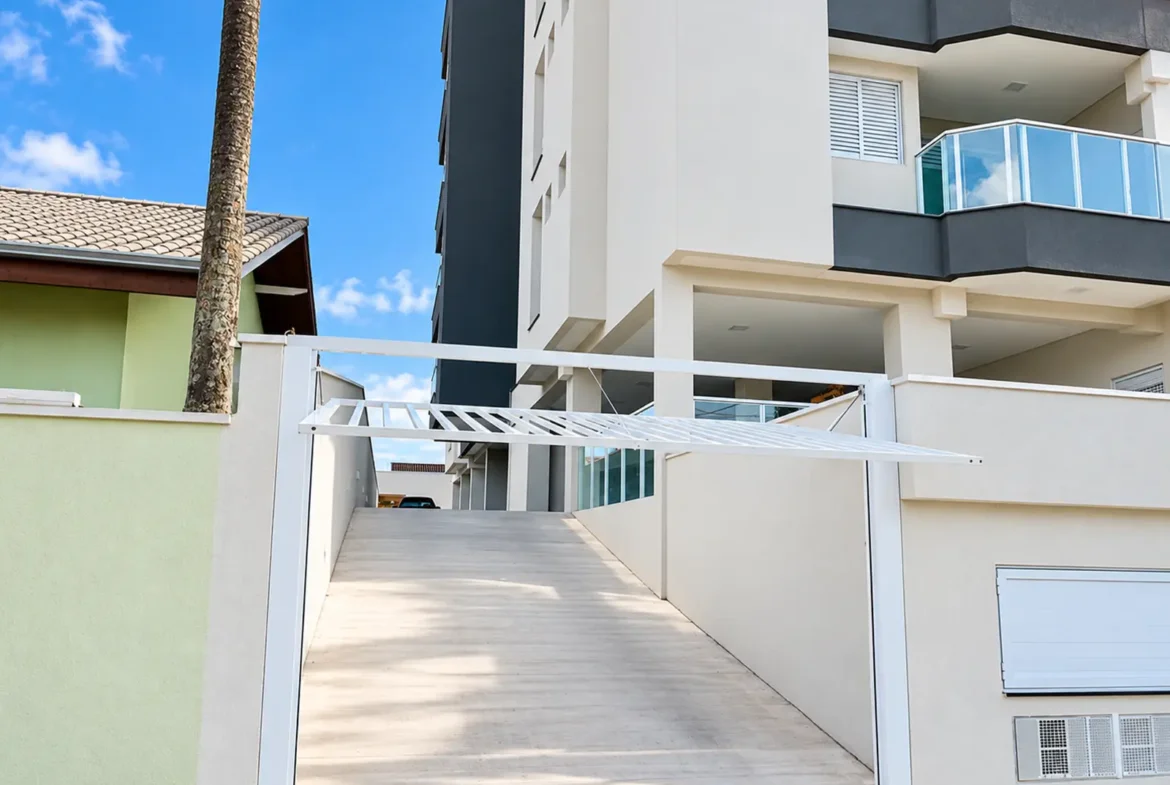 Fachada do edifício do apartamento garden LG104 no Centro de Ubatuba