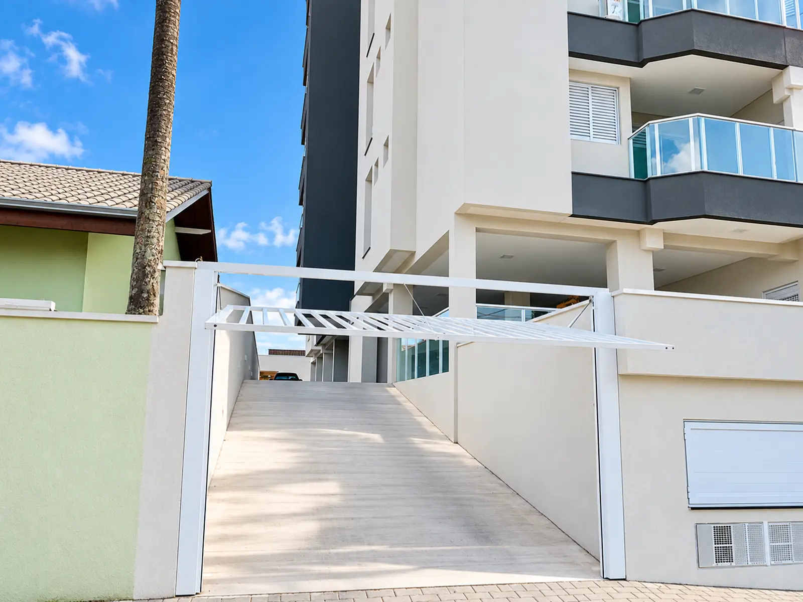 apartamento-garden-centro-ubatuba-lg104-fachada Fachada do edifício do apartamento garden LG104 no Centro de Ubatuba
