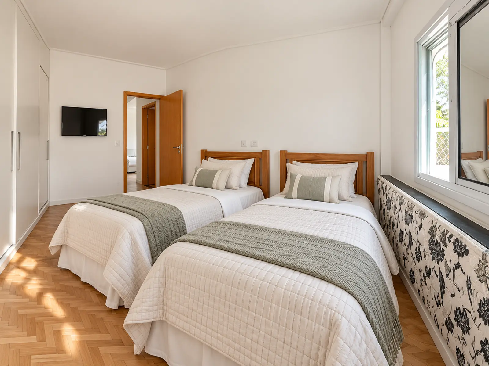 apartamento-garden-centro-ubatuba-lg104-quarto Quarto mobiliado do apartamento garden LG104 no Centro de Ubatuba