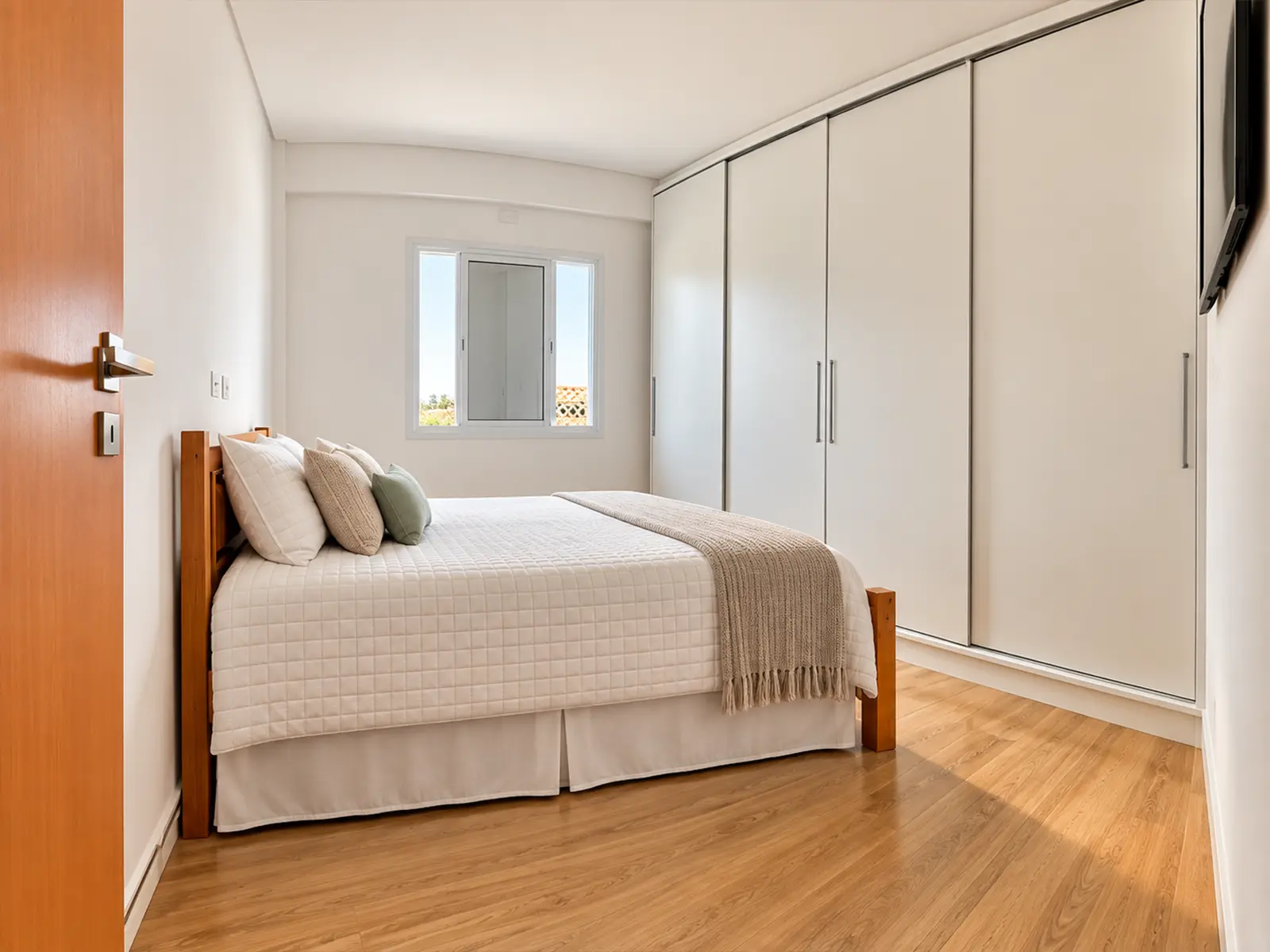 apartamento-garden-centro-ubatuba-lg104-suite Suíte mobiliada com armários do apartamento garden LG104