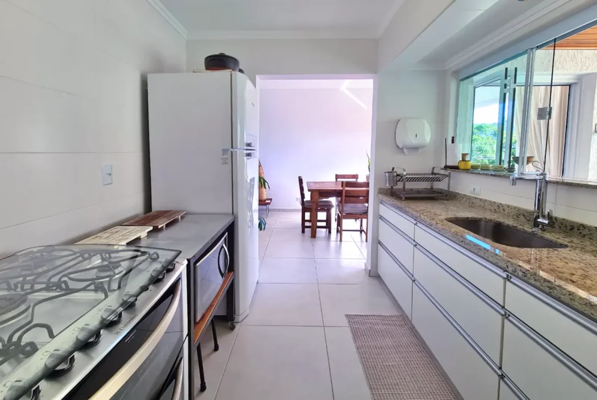Cozinha do apartamento no Itaguá integrada à área social