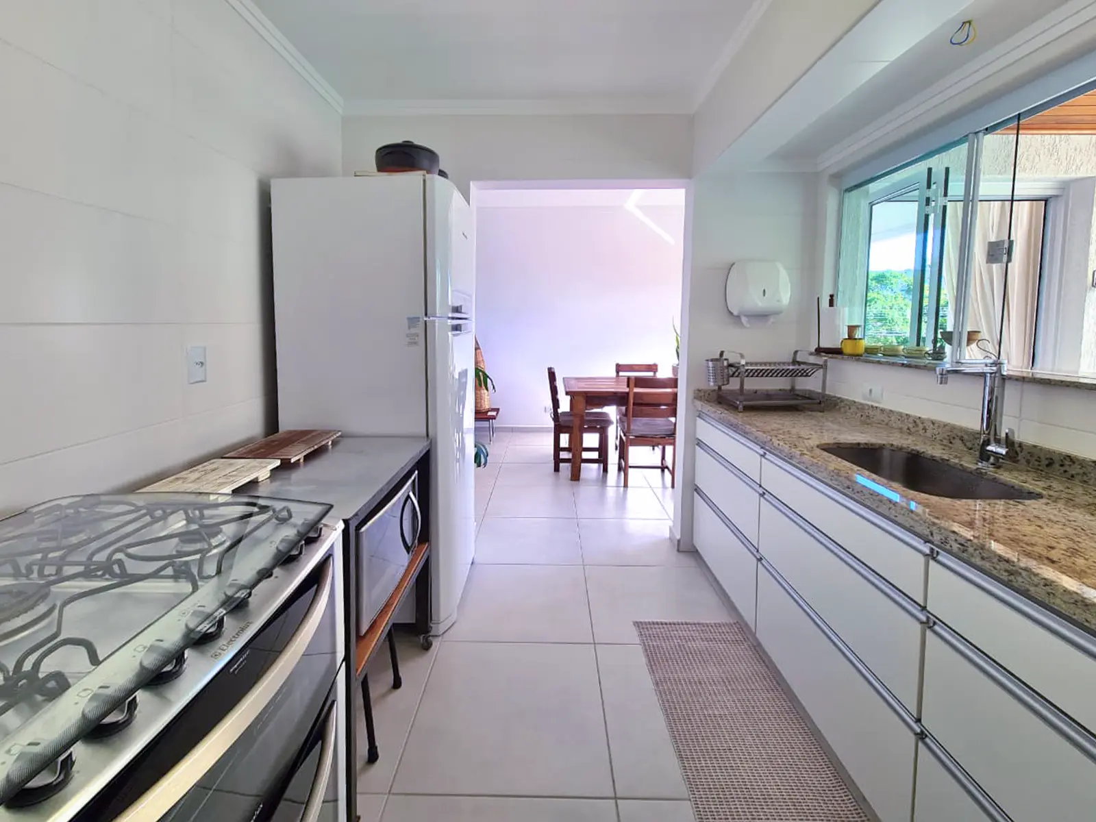 apartamento-venda-itagua-cozinha-integrada Cozinha do apartamento no Itaguá integrada à área social