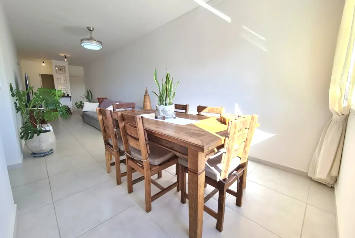 Ambiente integrado de sala e jantar do apartamento no Itaguá