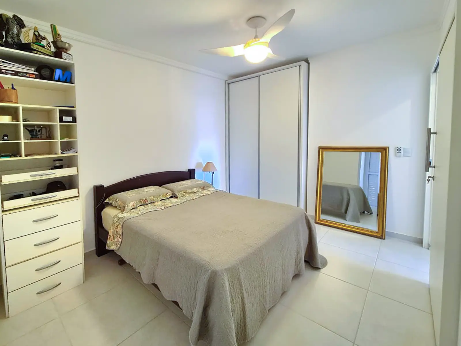 apartamento-venda-itagua-suite Suíte com armários do apartamento de 101 m² no Itaguá