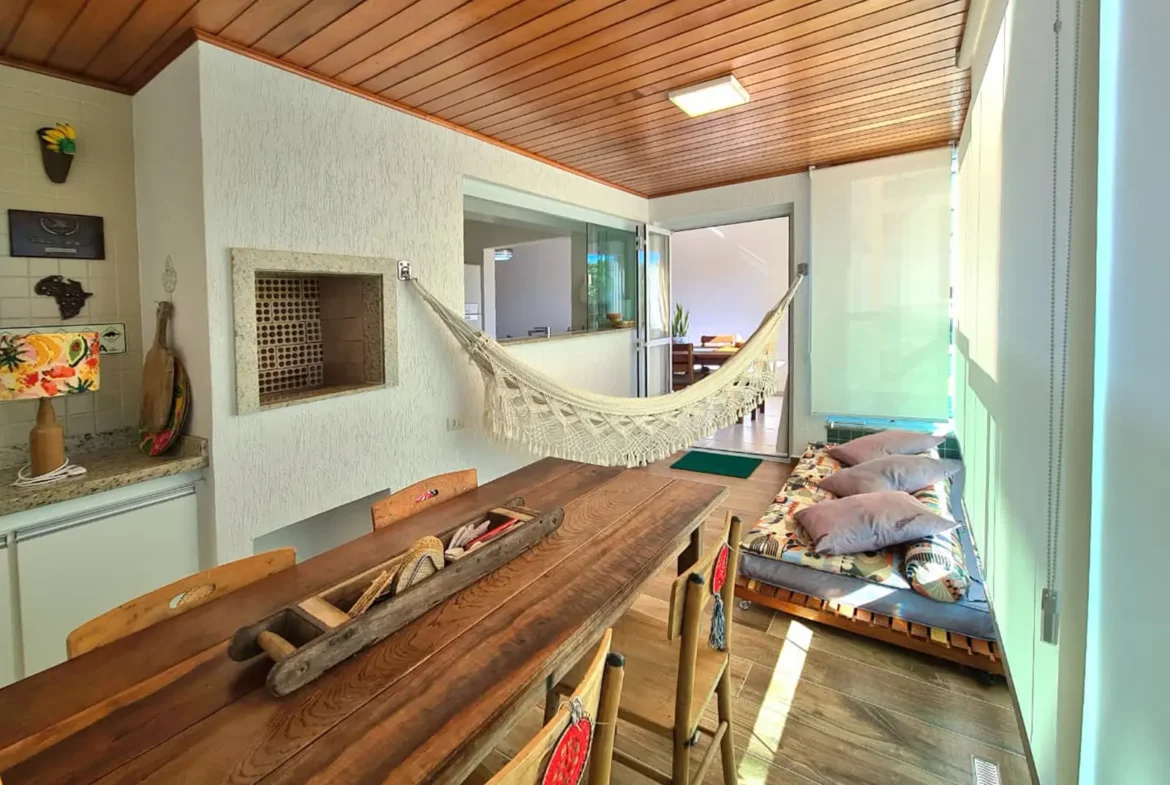 Varanda gourmet com churrasqueira do apartamento no Itaguá