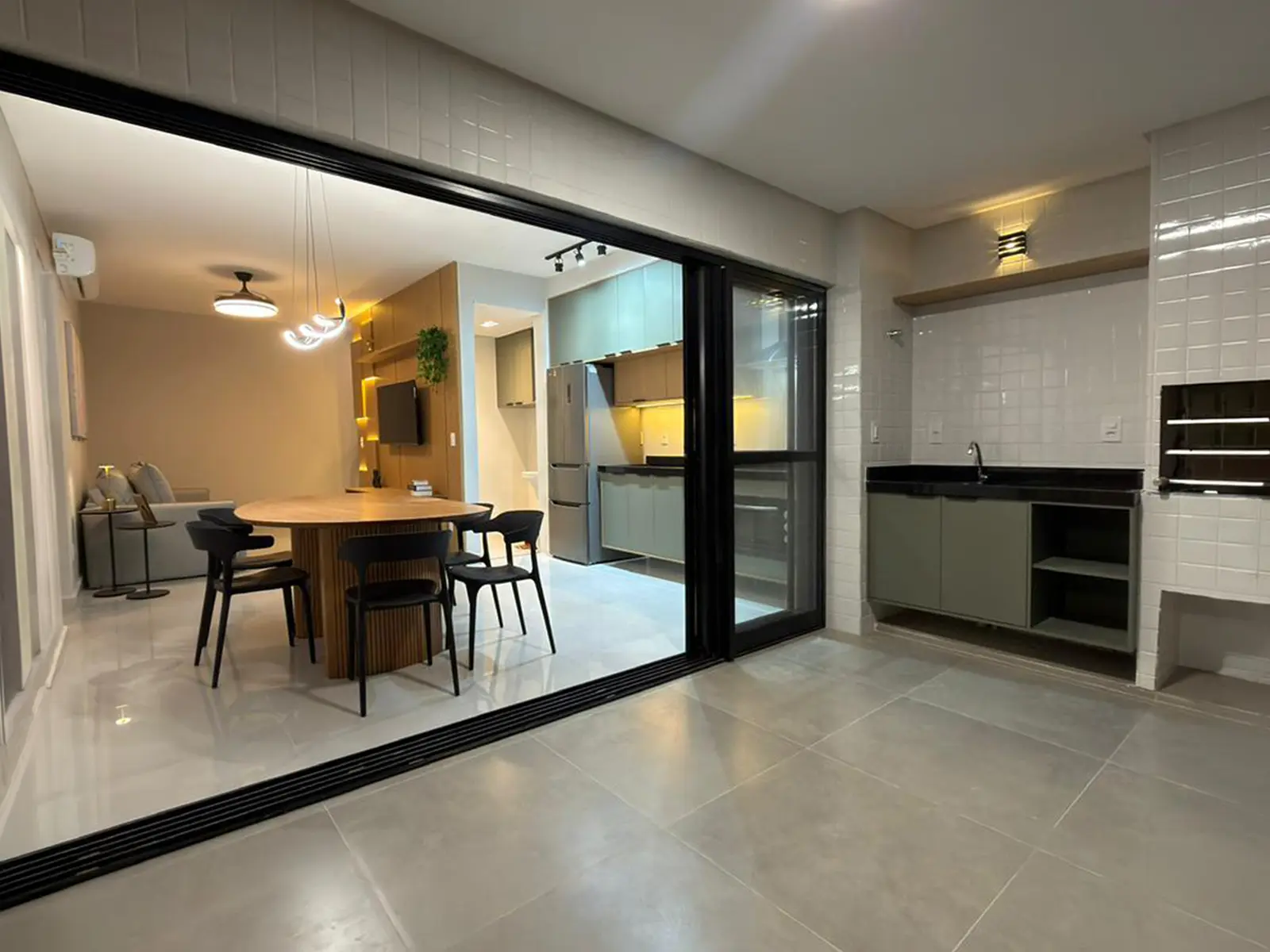 apartamento-vie-saine-toninhas-area-gourmet Área gourmet integrada do apartamento no Residencial Vie Saine nas Toninhas em Ubatuba