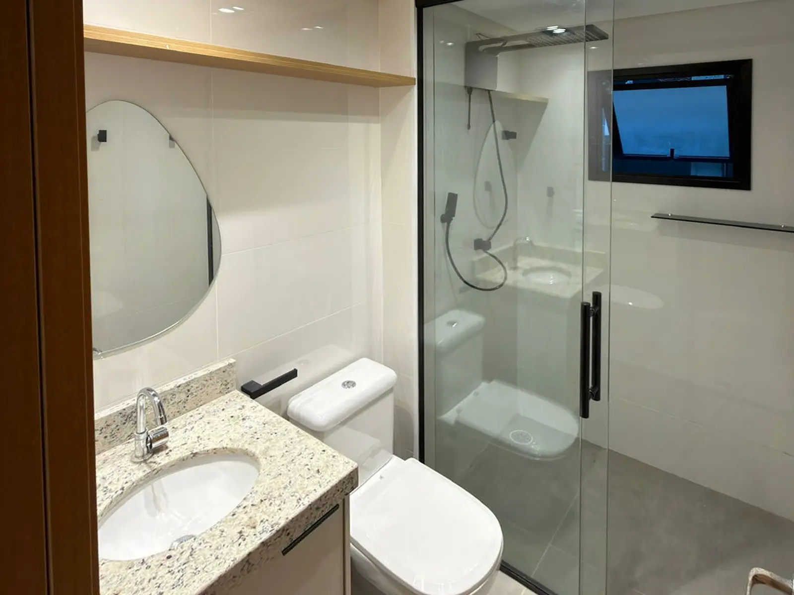 apartamento-vie-saine-toninhas-ubatuba-banheiro Banheiro de uma das suítes do apartamento no Residencial Vie Saine