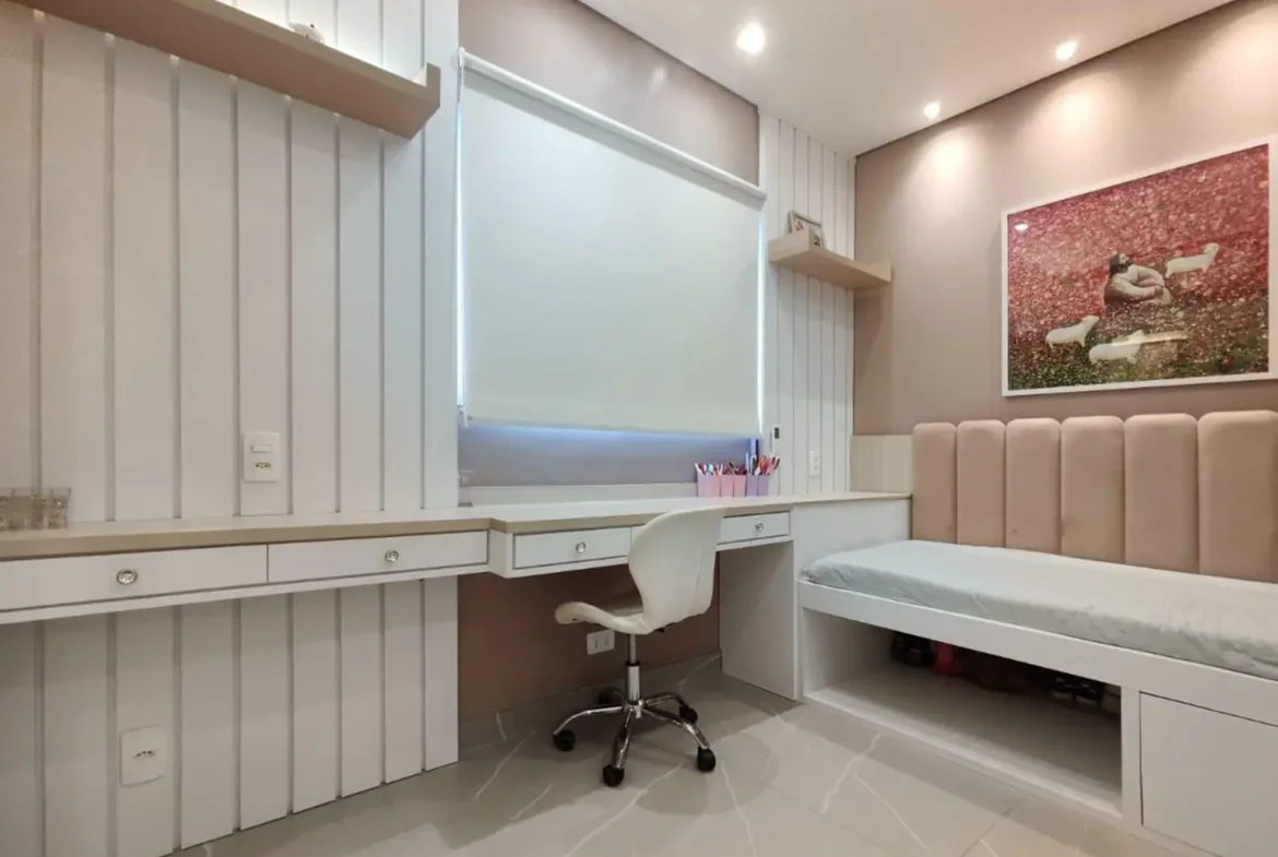 Quarto mobiliado com bancada de trabalho e armários