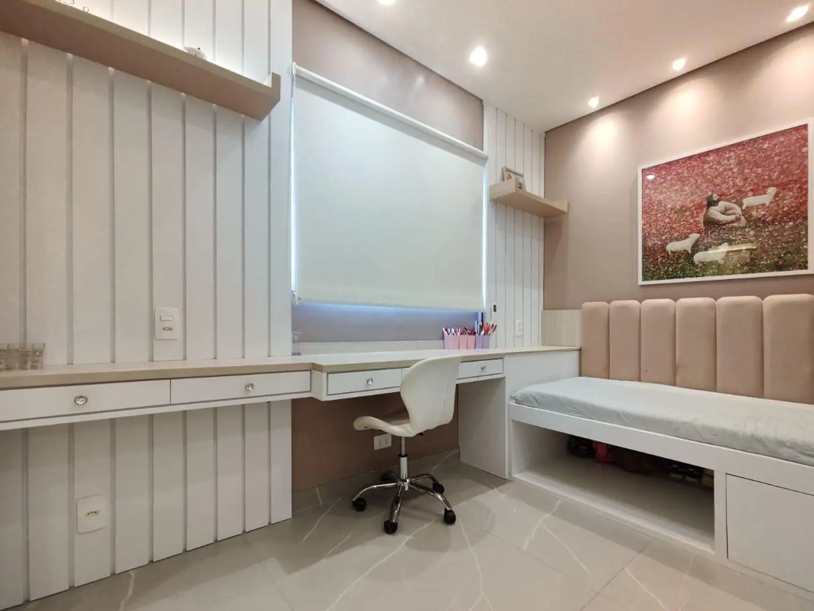 cobertura-centro-ubatuba-113m2-banheiro-quarto-3 Quarto mobiliado com bancada de trabalho e armários