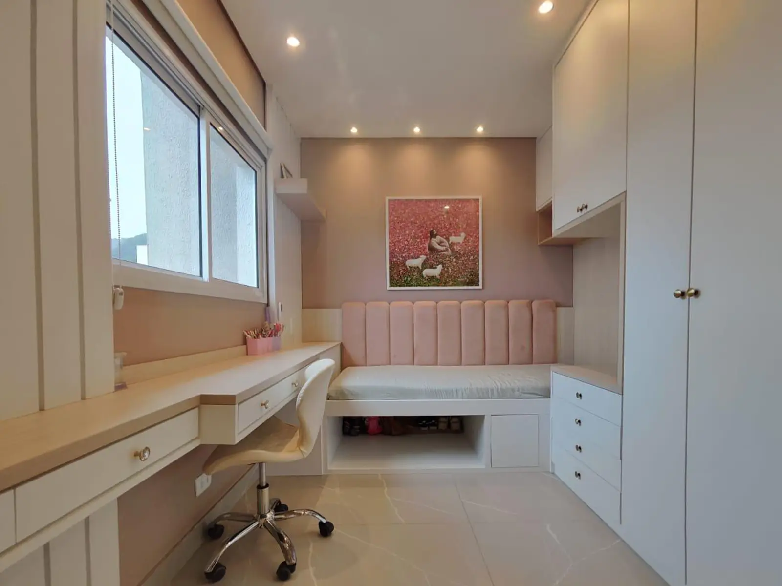 cobertura-centro-ubatuba-113m2-banheiro-quarto-4 Quarto com armários planejados e espaço para escritório