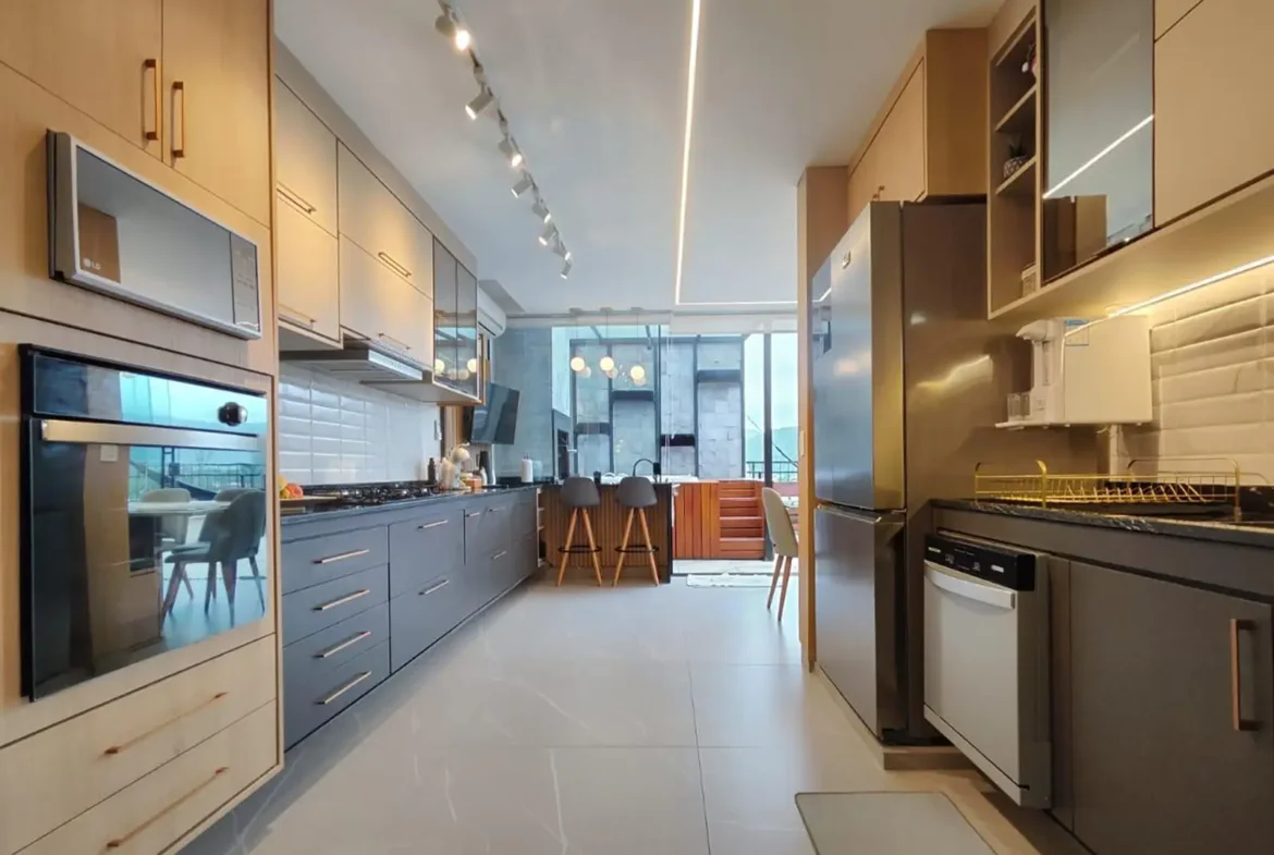 Cozinha equipada com armários e bancada