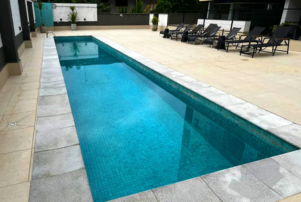 Piscina do condomínio no Centro de Ubatuba
