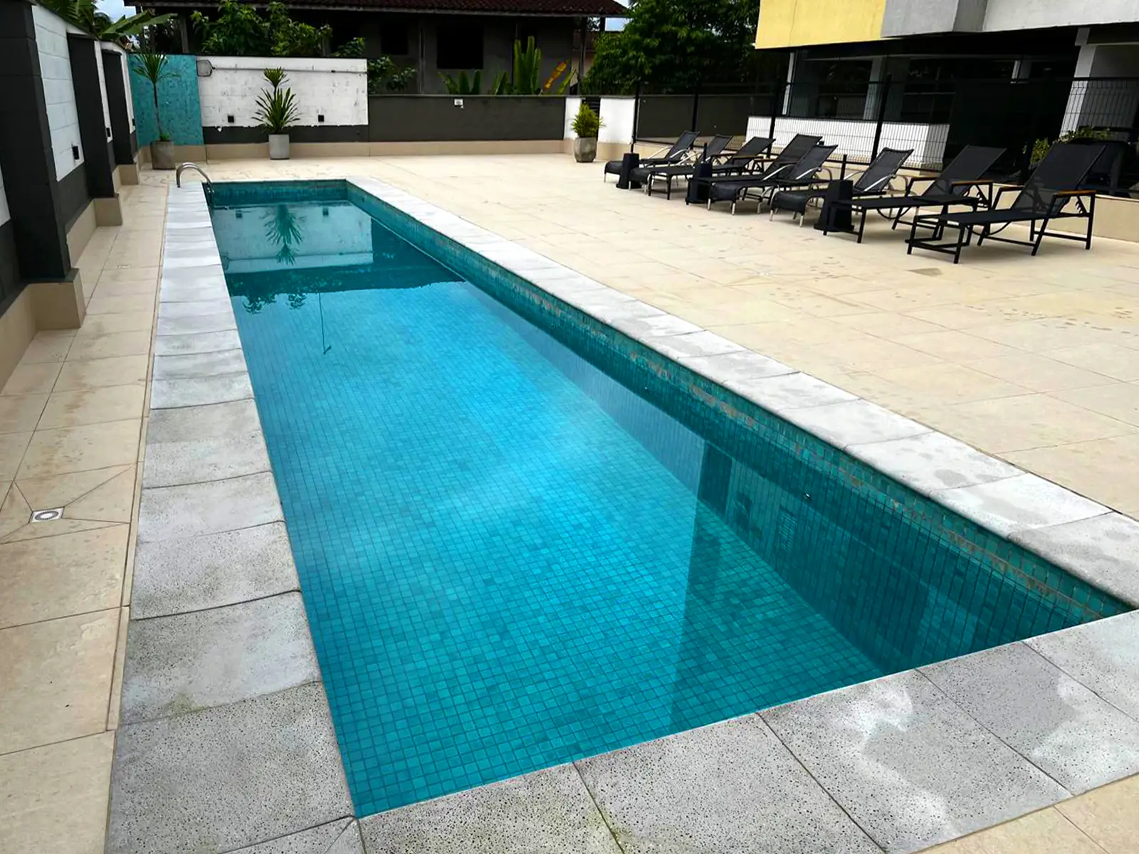 cobertura-centro-ubatuba-113m2-piscina Piscina do condomínio no Centro de Ubatuba