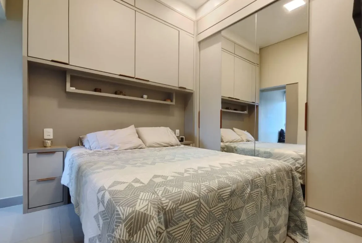Quarto com cama e armários da cobertura no Centro de Ubatuba