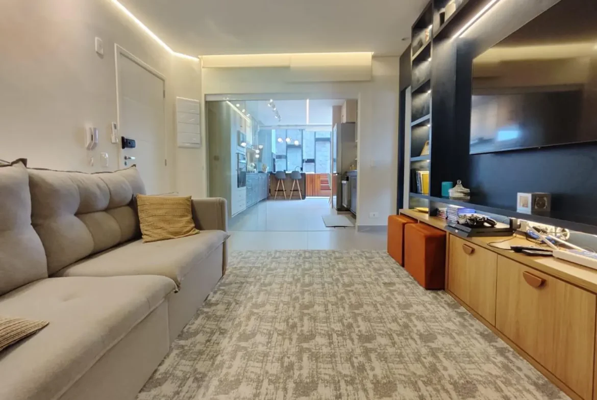 Sala de estar mobiliada da cobertura no Centro de Ubatuba