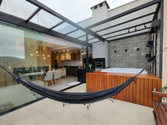 Terraço mobiliado com spa da cobertura no Centro de Ubatuba