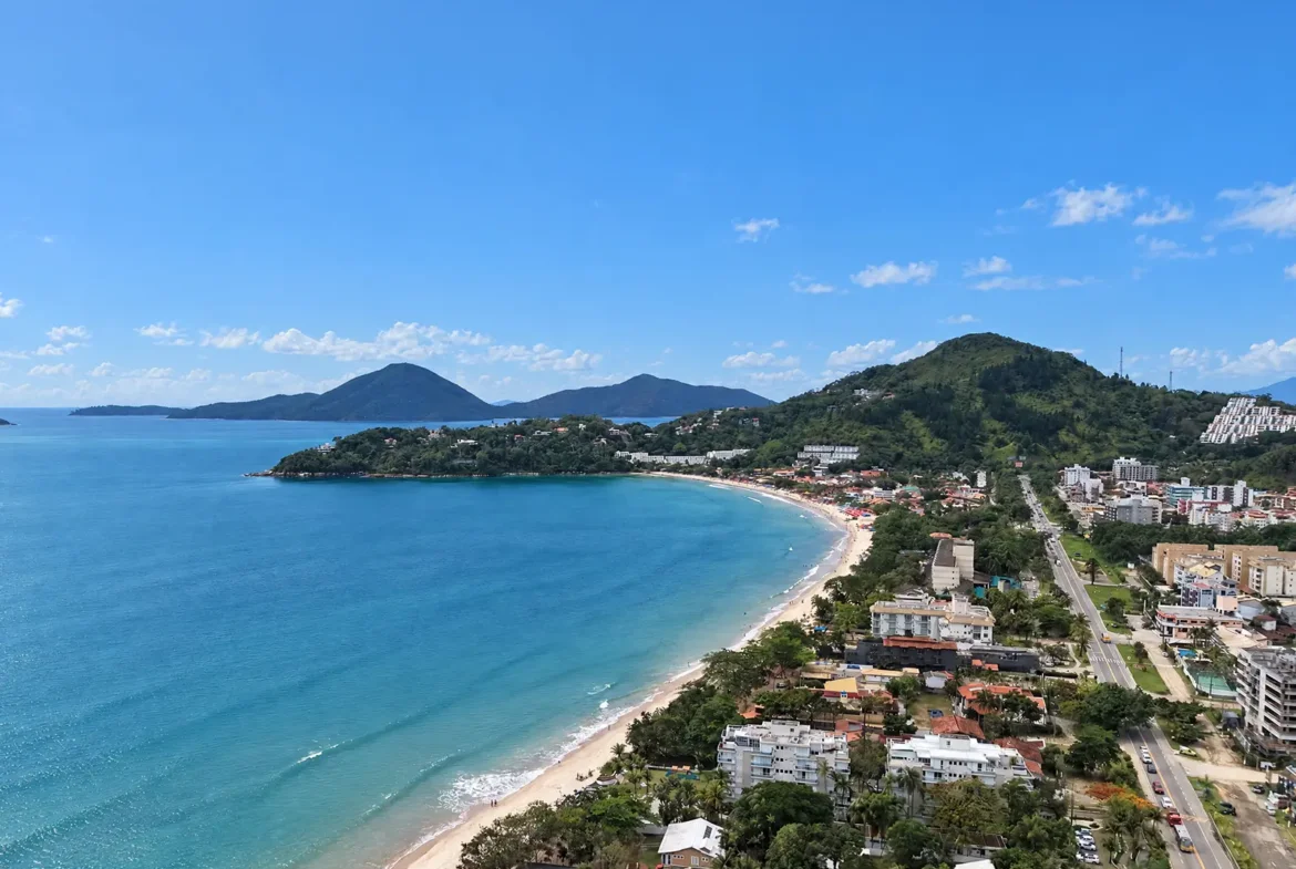 Vista aérea da Praia das Toninhas em Ubatuba