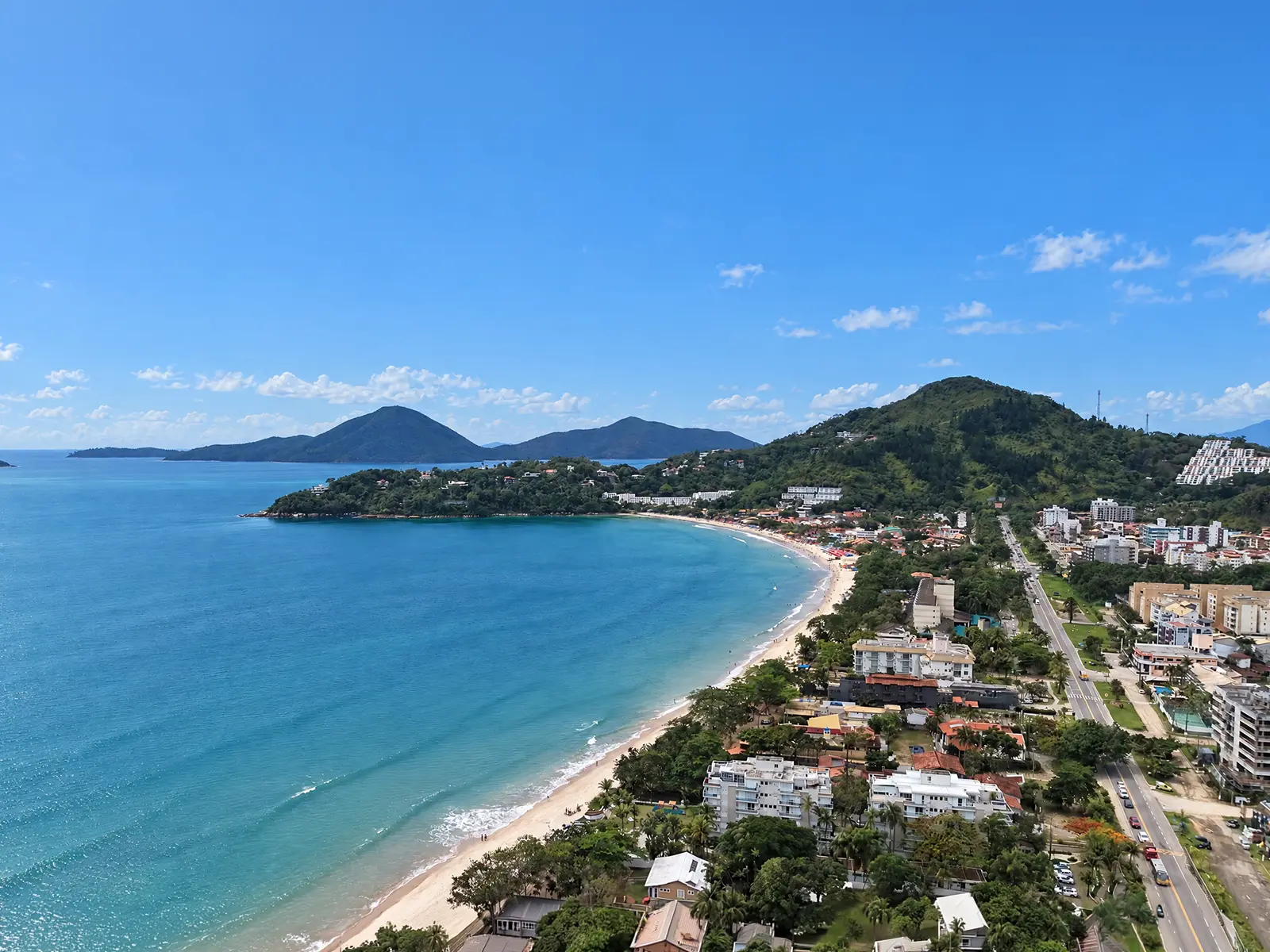 Vista aérea da Praia das Toninhas em Ubatuba
