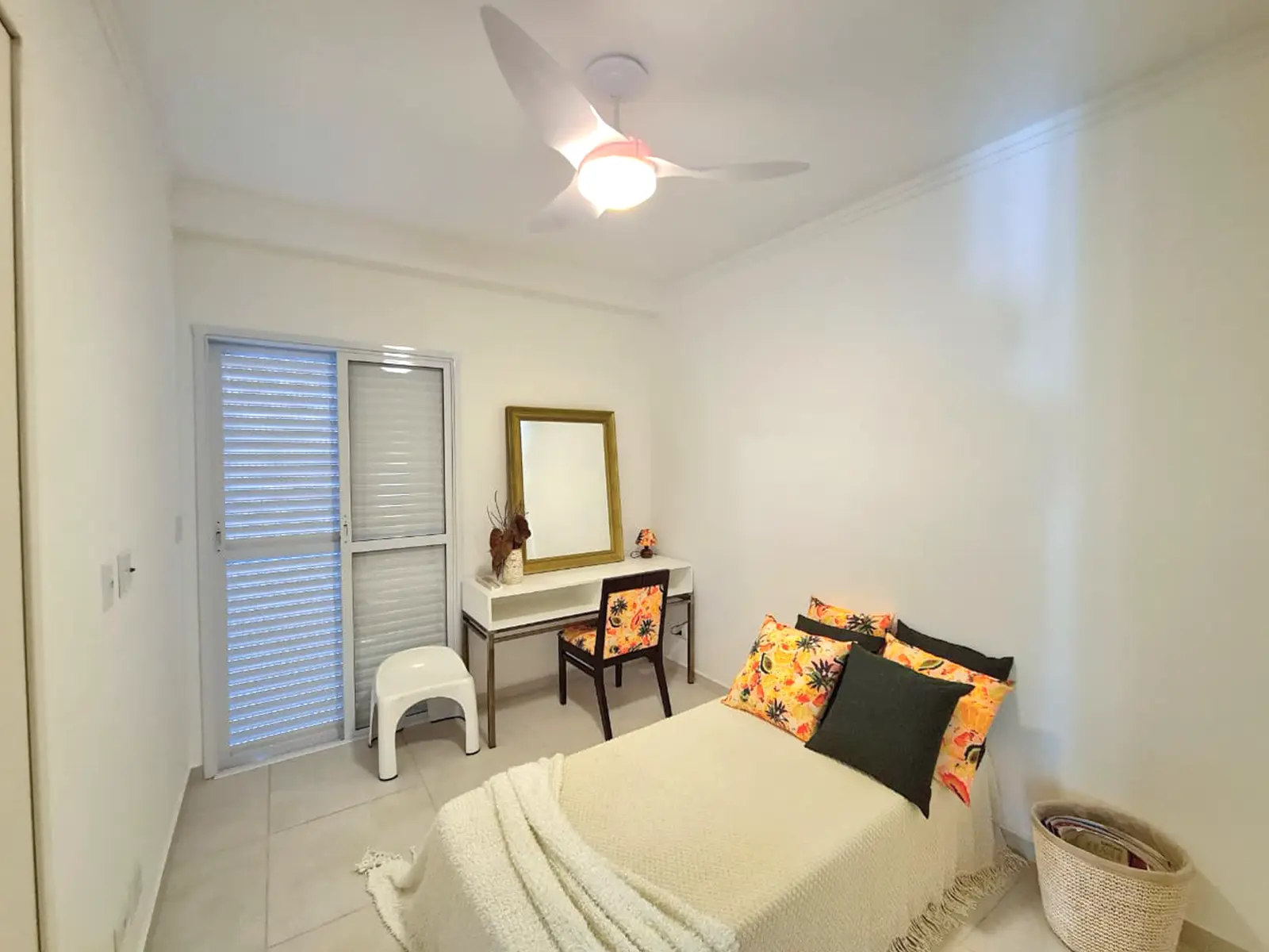 quarto-apartamento-de-101m2-no-itagua Quarto do apartamento de 3 quartos no Itaguá em Ubatuba