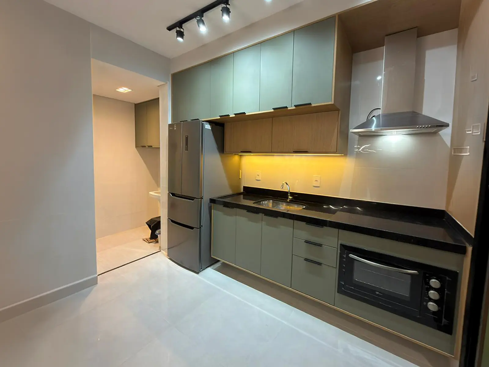 residencial-vie-saine-toninhas-cozinha-mobiliada Cozinha do apartamento de 74 m² nas Toninhas