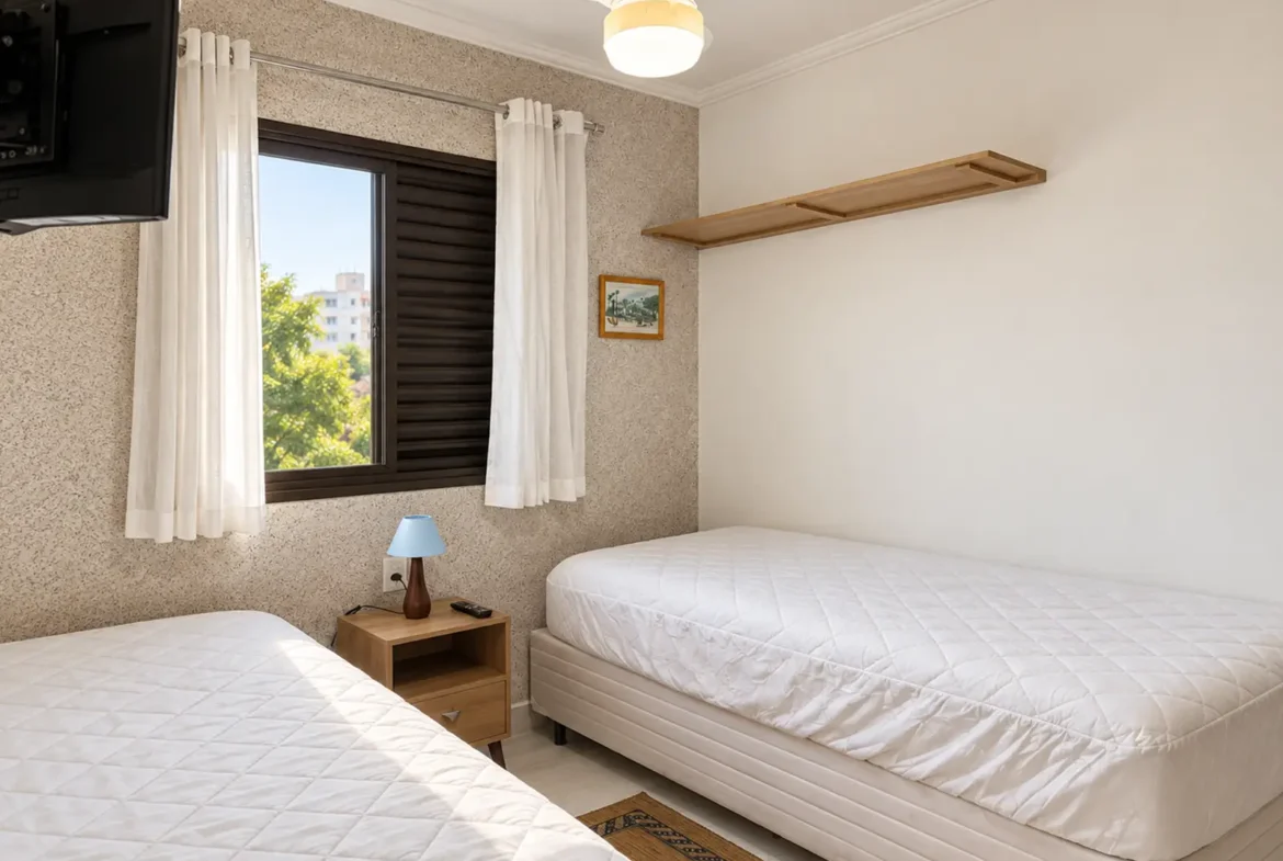 Dormitório com móveis planejados no apartamento Ilha do Sol