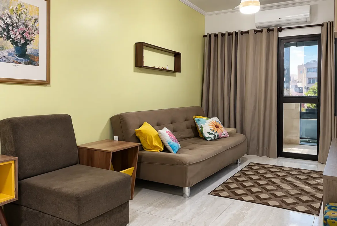 Sala de estar mobiliada do apartamento na Praia Grande