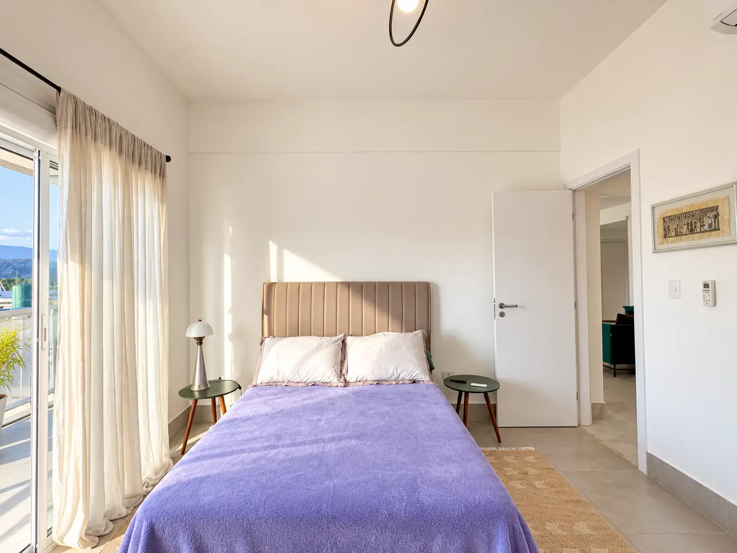 apartamento-itagua-lg117-113-82m2-dormitorio-com-varanda Dormitório com cama de casal, porta de vidro e acesso à varanda.