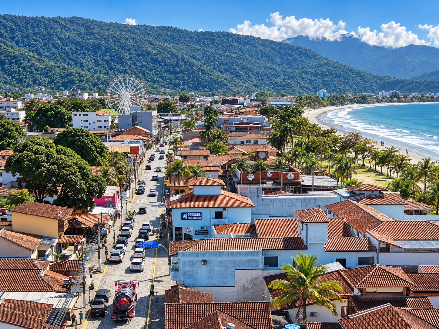 apartamento-itagua-lg117-113-82m2-rua-guarani Vista elevada da região urbana, com telhados, construções, vegetação e montanhas.