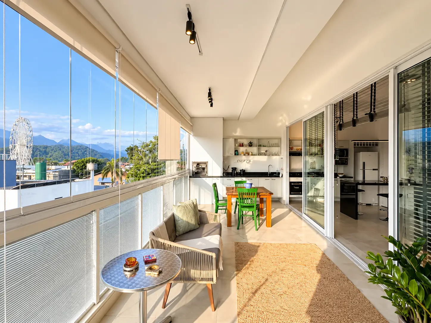 apartamento-itagua-lg117-113-82m2-sala-integrada-cozinha Sala de estar e jantar integrada à cozinha, com portas de vidro para a varanda.