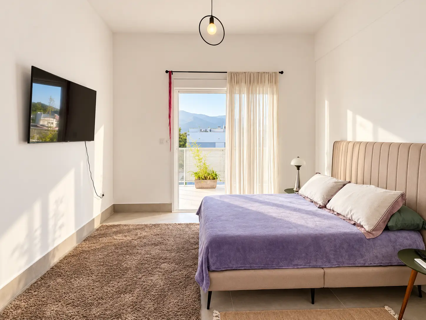 apartamento-itagua-lg117-113-82m2-suite Suíte com cama de casal, roupa de cama lilás e porta de acesso à varanda.