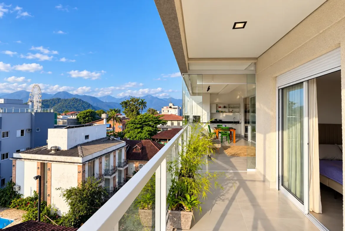Vista da varanda com guarda-corpo de vidro, edifícios e área urbana ao redor.