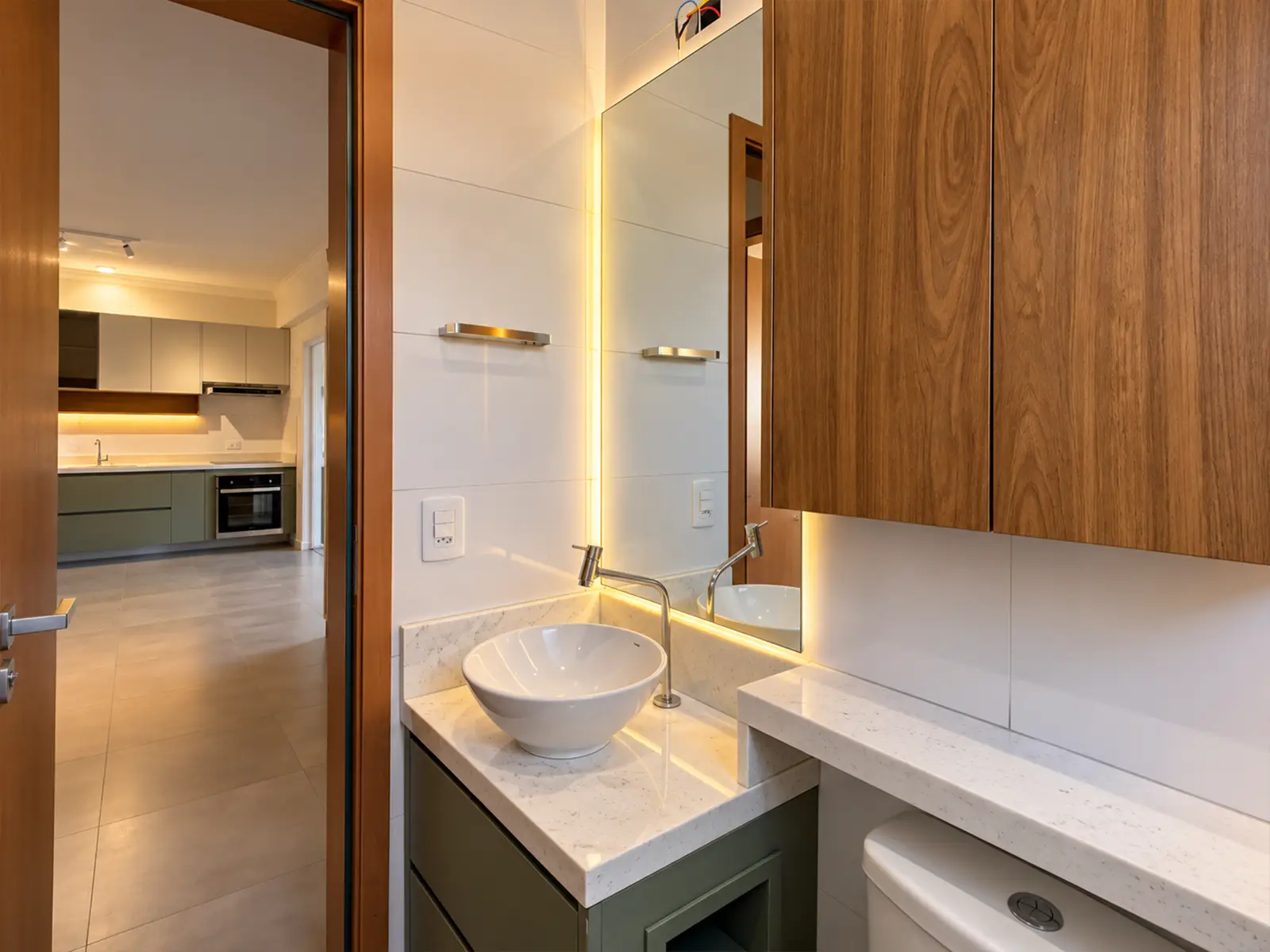 apartamento-itagua-ubatuba-90m2-banheiro-2 Banheiro com bancada, espelho e armários planejados