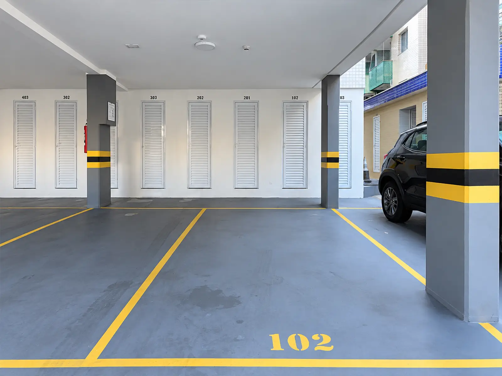 apartamento-itagua-ubatuba-90m2-garagem Garagem do condomínio com vagas demarcadas