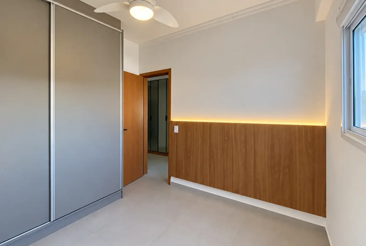 Quarto do apartamento com janela e painel de madeira